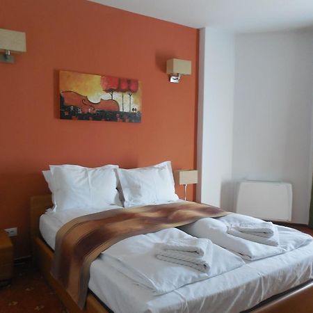 Villa AnnaLia - Rooms to Rent Bacău Esterno foto